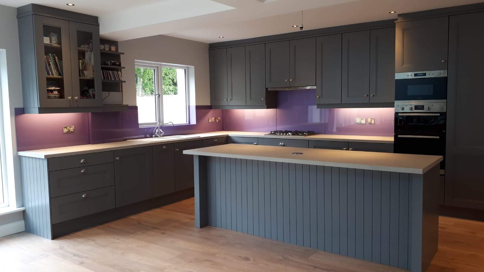 You are currently viewing Painted Kitchen with Glass Splashback