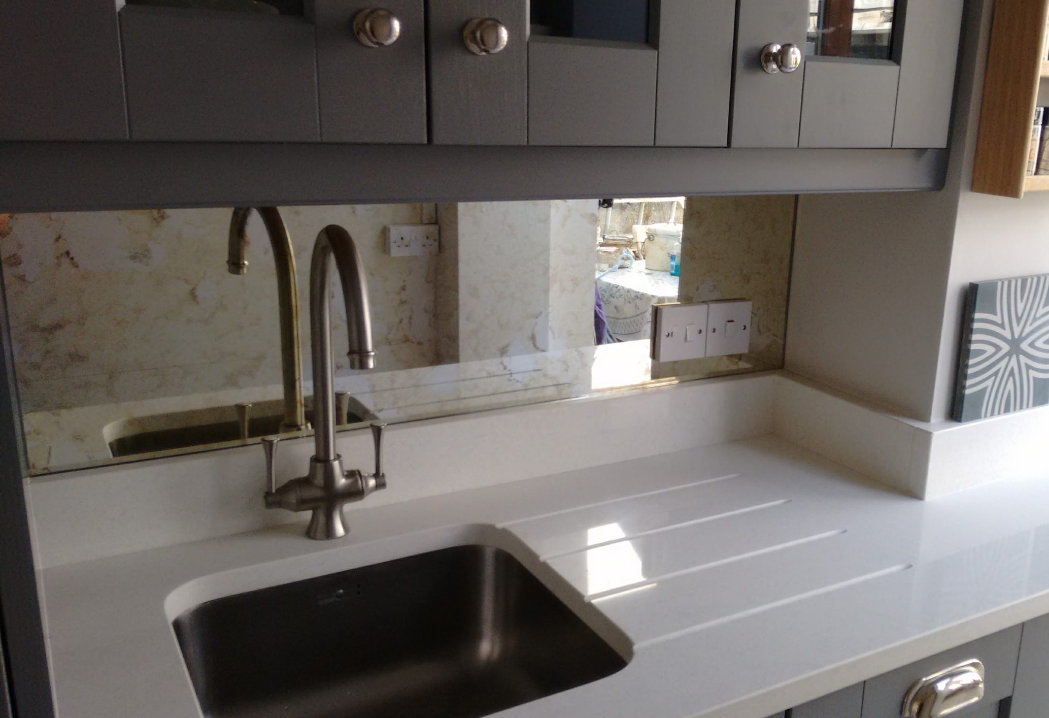 Read more about the article Painted Kitchen with Antique Glass Splashback