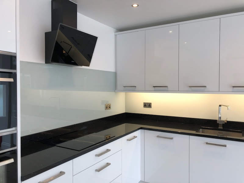 You are currently viewing Gloss Slab with Glass Splashback